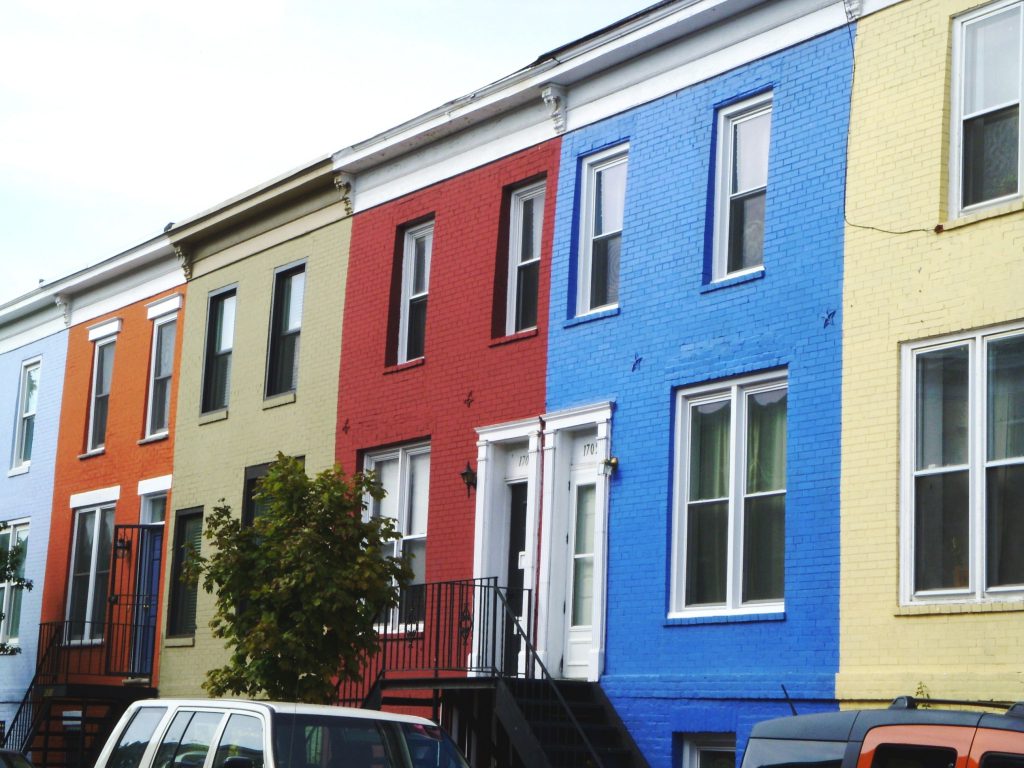 straat met gekleurde huizen